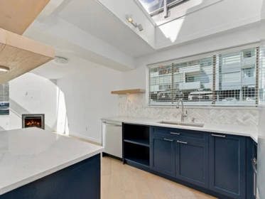 Kitchen Island Photo of 204 565 17 Street, West Vancouver, BC