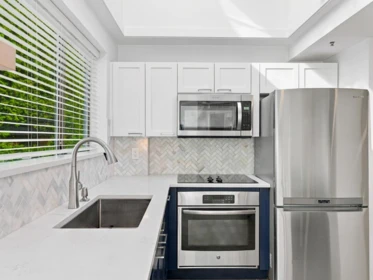 Kitchen Photo of 204 565 17 Street, West Vancouver, BC