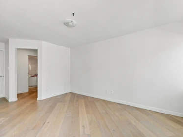 Loft / Bonus Room Photo of 204 565 17 Street, West Vancouver, BC