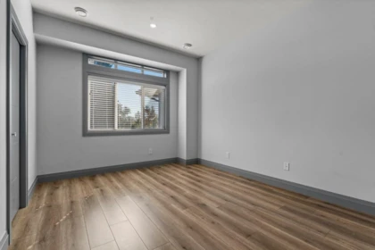 Basement Recreation Room Photo of 3 32955 Mill Lake Road, Abbotsford, BC