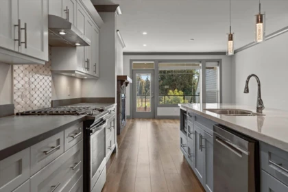 Kitchen Island Photo of 3 32955 Mill Lake Road, Abbotsford, BC