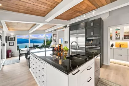 Kitchen Island Photo of 195 Kelvin Grove Way, West Vancouver, BC