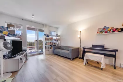 208 1420 Parkway Boulevard, Coquitlam, BC, Coquitlam — Apartment/Condo for sale