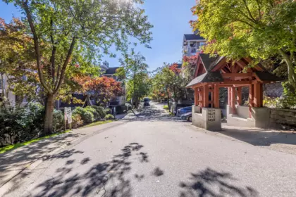 208 1420 Parkway Boulevard, Coquitlam, BC, Coquitlam — Apartment/Condo for sale
