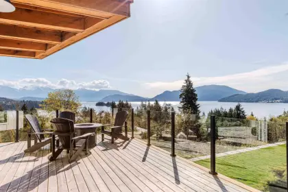 125 Wharf Road, Gibsons, BC, Gibsons — Single Family Residence for sale
