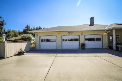 5139 Ridgeview Drive, Sechelt, BC, Sechelt — Single Family Residence for sale