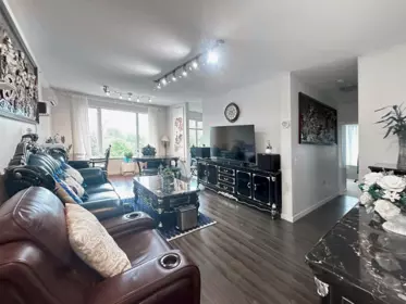 449 9388 Mckim Way, Richmond, BC, Richmond — Apartment/Condo for sale