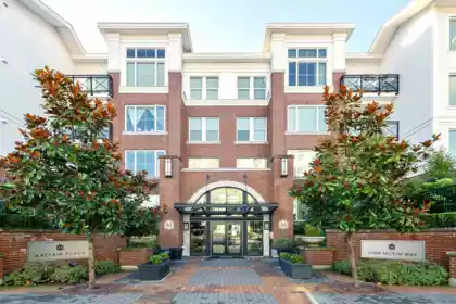 449 9388 Mckim Way, Richmond, BC, Richmond — Apartment/Condo for sale