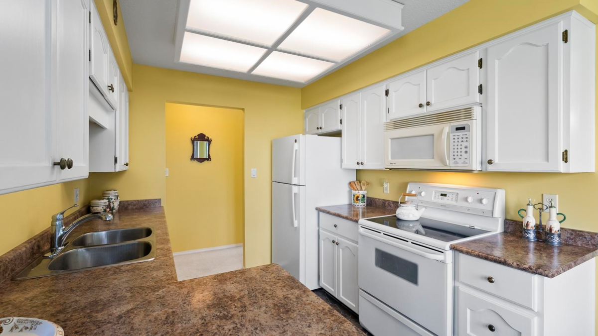 Primary Bathroom Photo of 210 32145 Old Yale Road, Abbotsford, BC