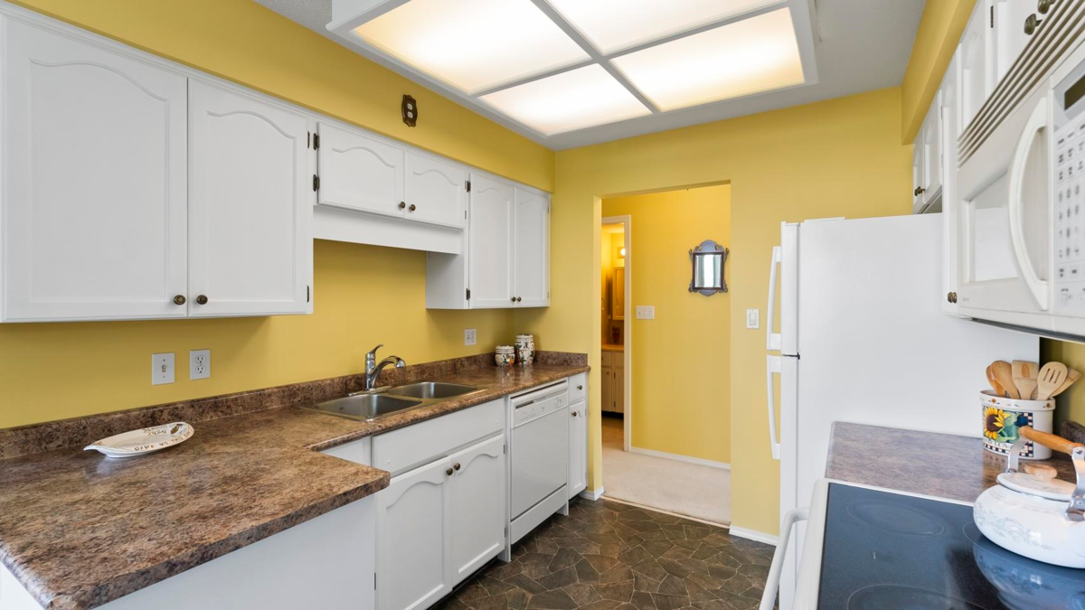 Walk-In Closet Photo of 210 32145 Old Yale Road, Abbotsford, BC