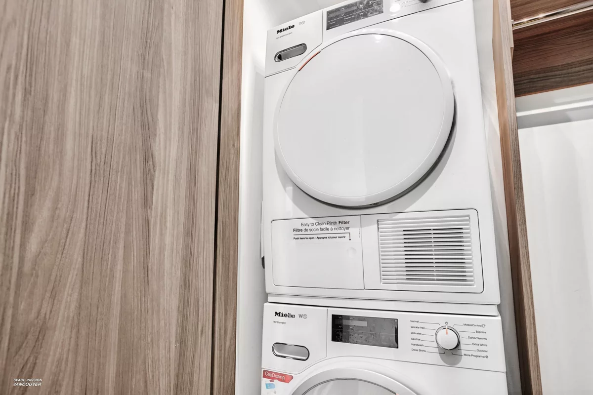 Breakfast Nook Photo of 2421 89 Nelson Street, Vancouver, BC