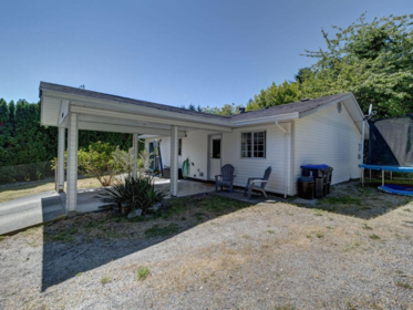 5718 Trail Avenue, Sechelt, BC, Sechelt — Single Family Residence for sale