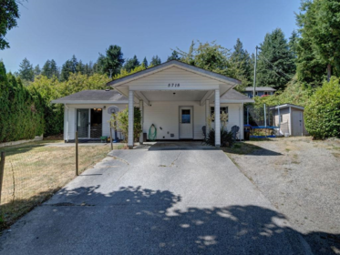 5718 Trail Avenue, Sechelt, BC, Sechelt — Single Family Residence for sale