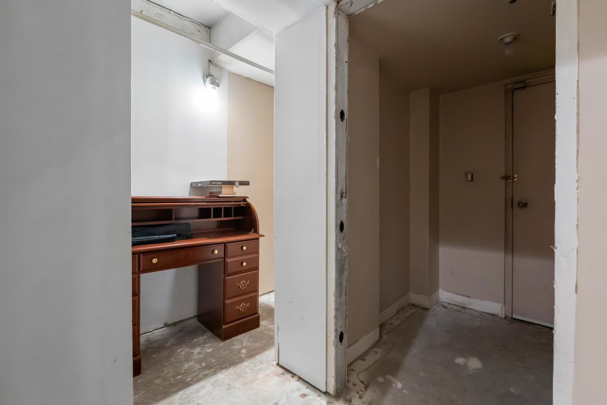 Hallway Photo of 348 Taylor Way, West Vancouver, BC