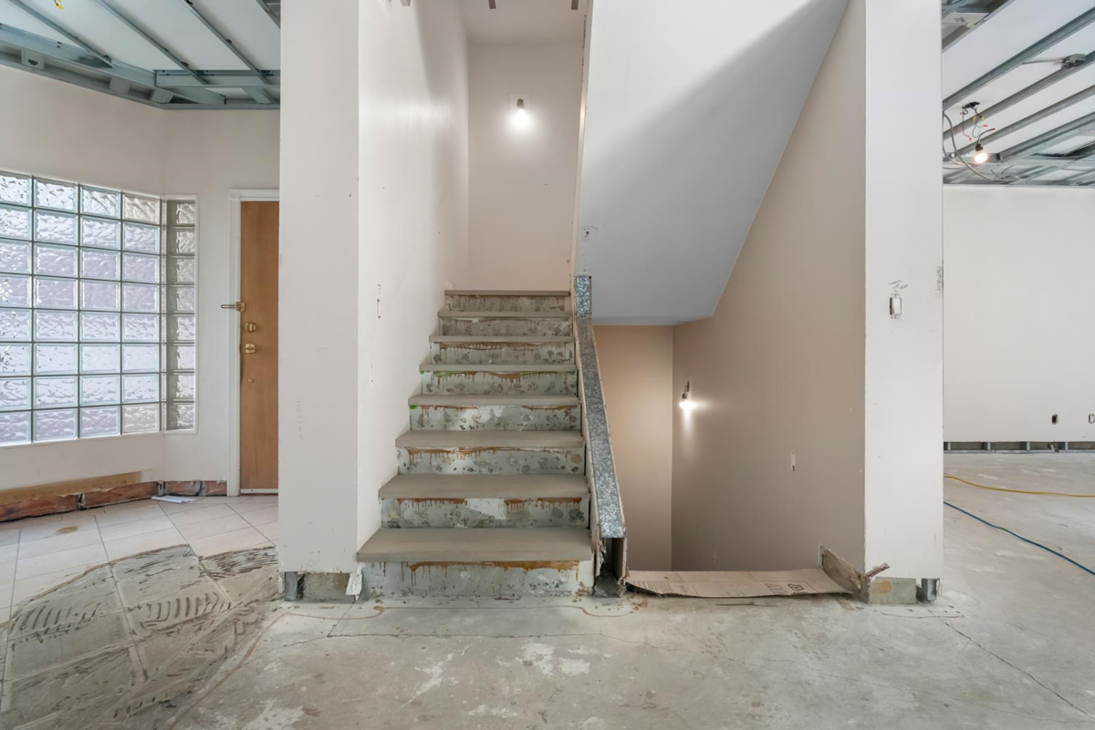 Laundry Room Photo of 348 Taylor Way, West Vancouver, BC