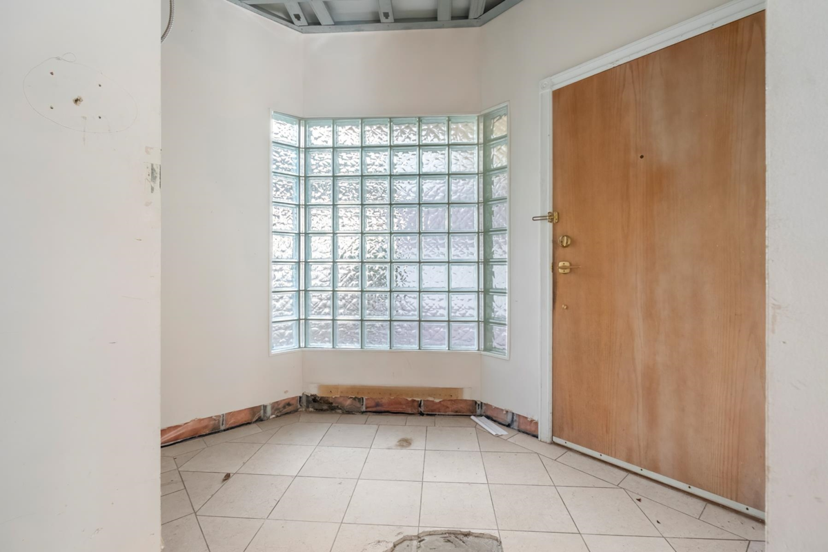 Primary Bathroom Photo of 348 Taylor Way, West Vancouver, BC