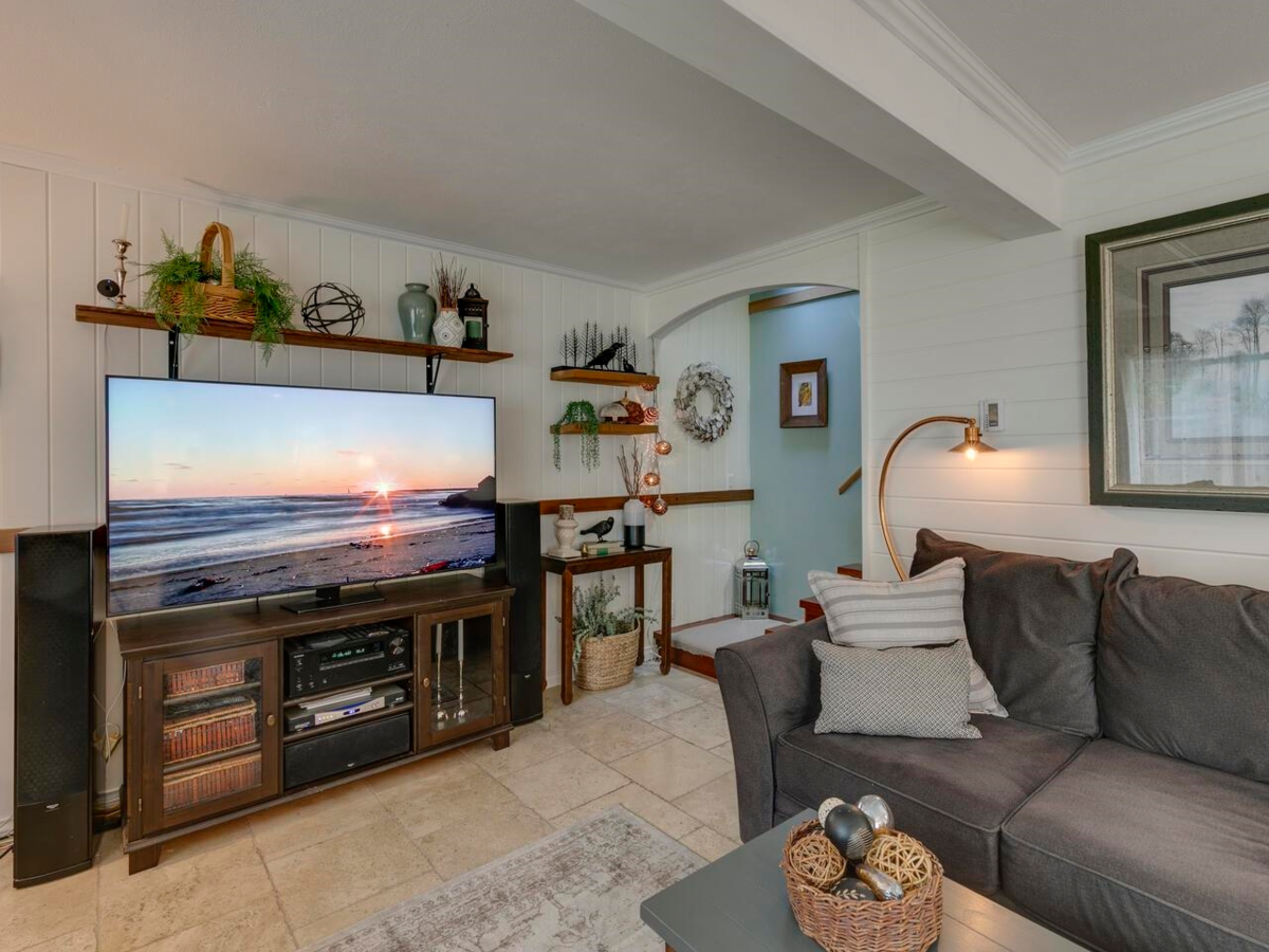 Guest Bathroom Photo of 43785 Ryall Road, Mission, BC