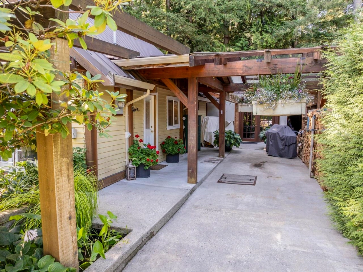 Walk-In Closet Photo of 43785 Ryall Road, Mission, BC