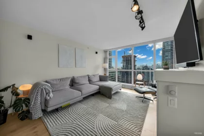 2205 4400 Buchanan Street, Burnaby, BC, Burnaby — Apartment/Condo for sale