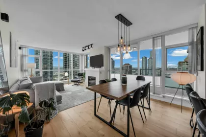 2205 4400 Buchanan Street, Burnaby, BC, Burnaby — Apartment/Condo for sale