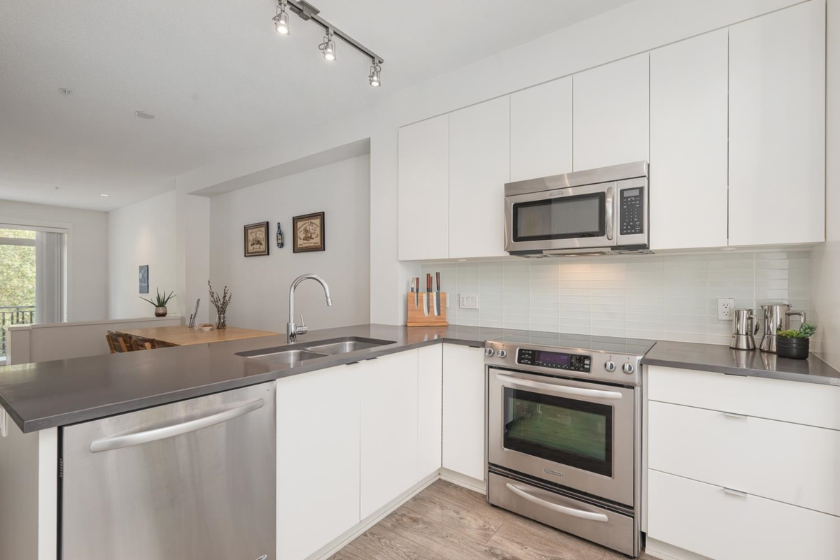 Kitchen Island Photo of 25 2358 Ranger Lane, Port Coquitlam, BC