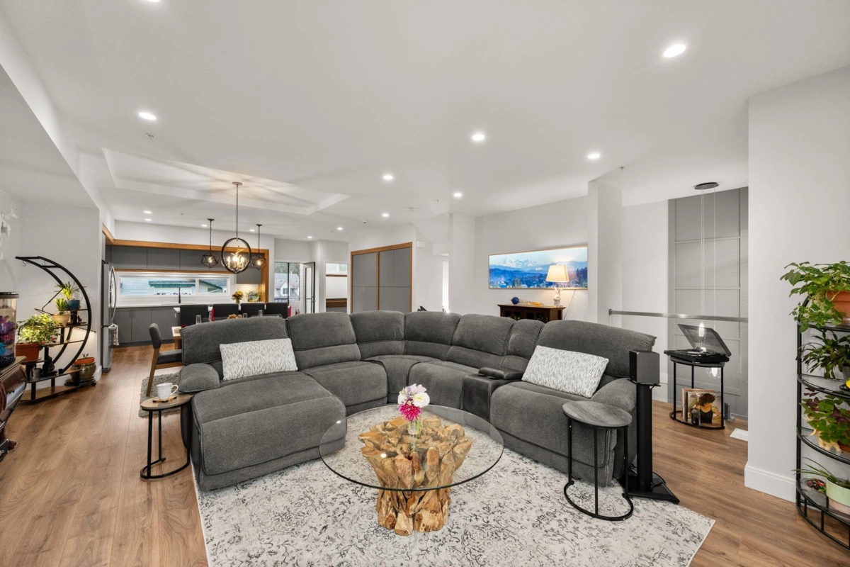 Kitchen Island Photo of 22 33209 Cherry Avenue, Mission, BC