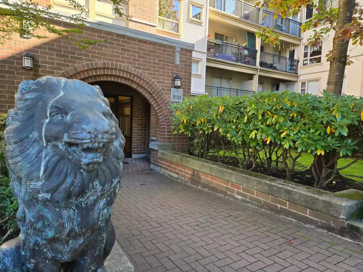 Guest Bathroom Photo of 1427 5133 Garden City Road, Richmond, BC