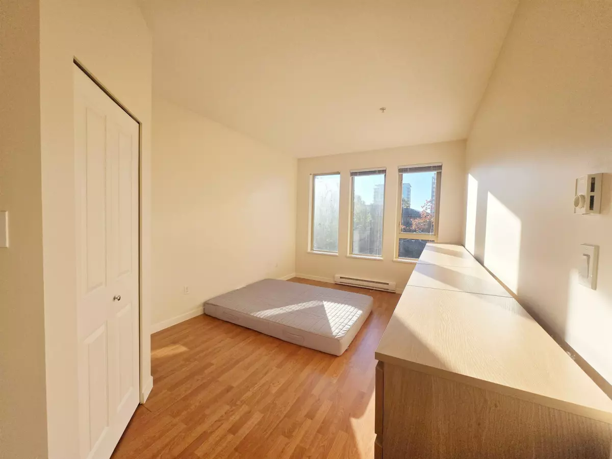 Kitchen Island Photo of 1427 5133 Garden City Road, Richmond, BC