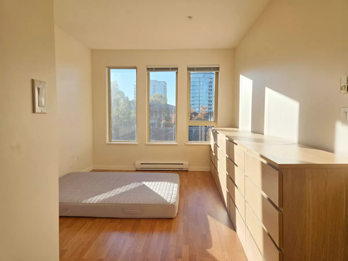Kitchen Photo of 1427 5133 Garden City Road, Richmond, BC