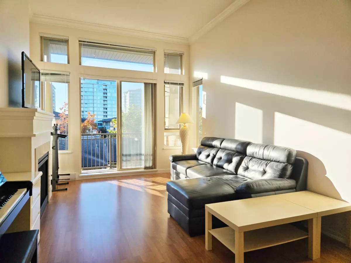 Living Room Photo of 1427 5133 Garden City Road, Richmond, BC