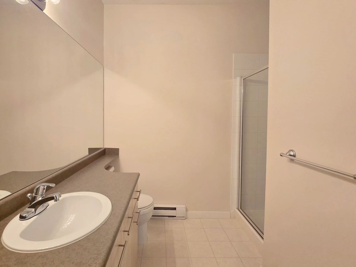 Walk-In Closet Photo of 1427 5133 Garden City Road, Richmond, BC