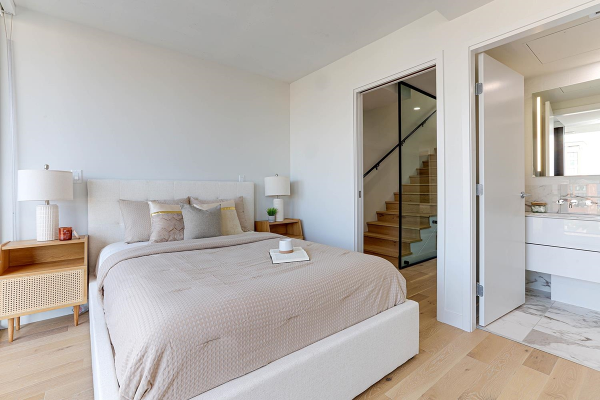 Primary Bedroom Photo of 903 239 Keefer Street, Vancouver, BC