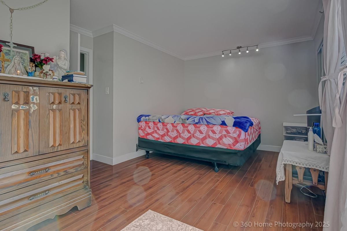 Walk-In Closet Photo of 35 7533 140 Street, Surrey, BC