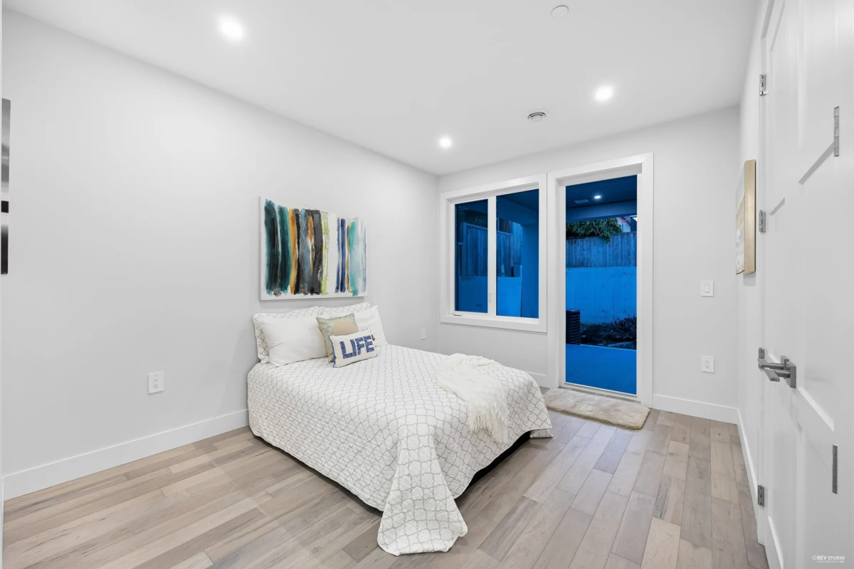 Backyard Photo of 838 Stevens Street, White Rock, BC