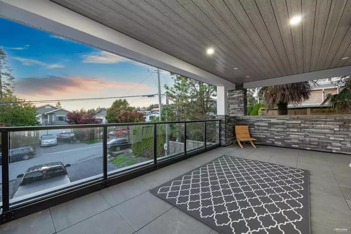 Entry Foyer Photo of 838 Stevens Street, White Rock, BC
