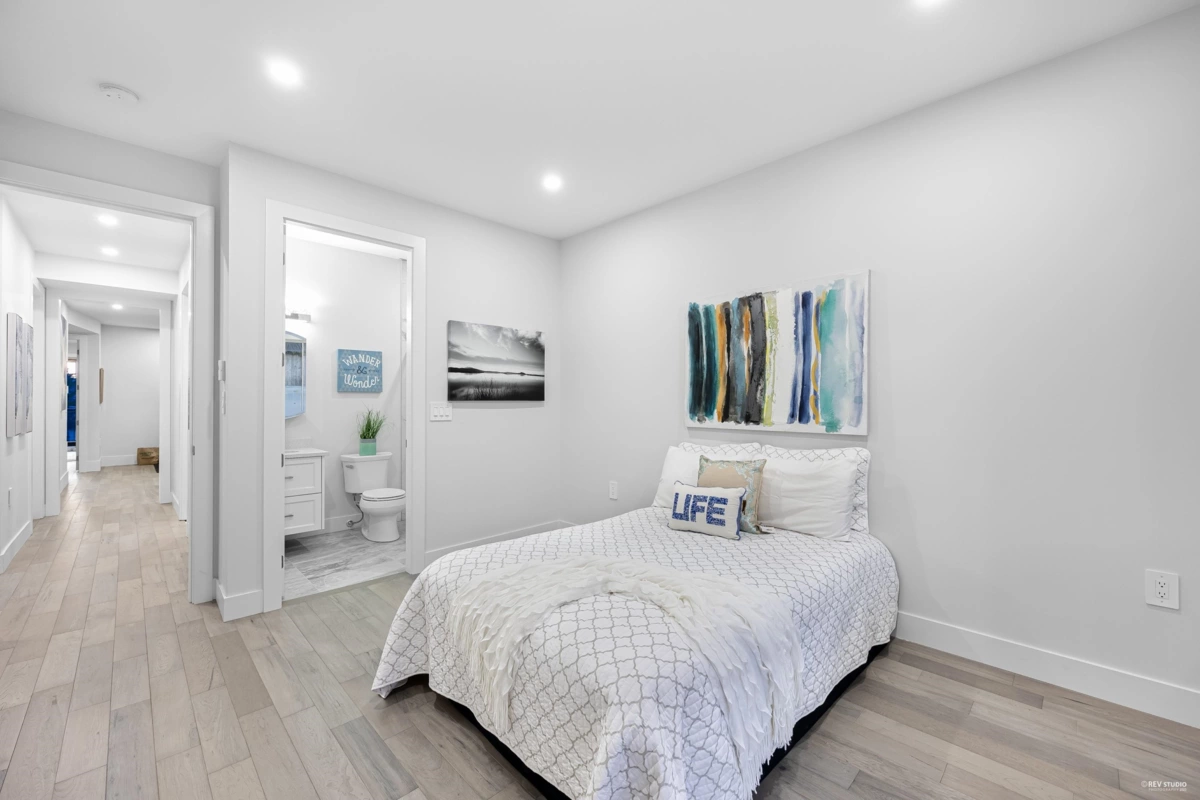 Front Yard Photo of 838 Stevens Street, White Rock, BC