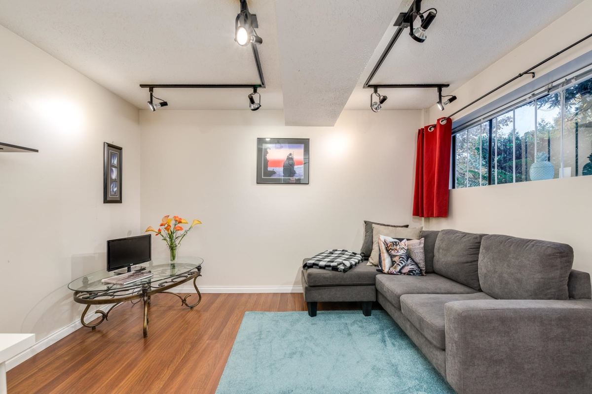 Hallway Photo of 507 Cambridge Way, Port Moody, BC