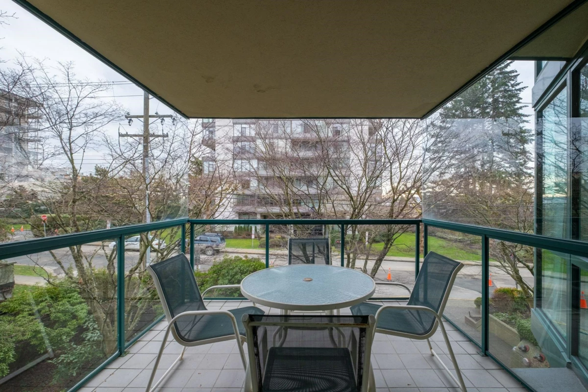 Breakfast Nook Photo of 101 1427 Duchess Avenue, West Vancouver, BC