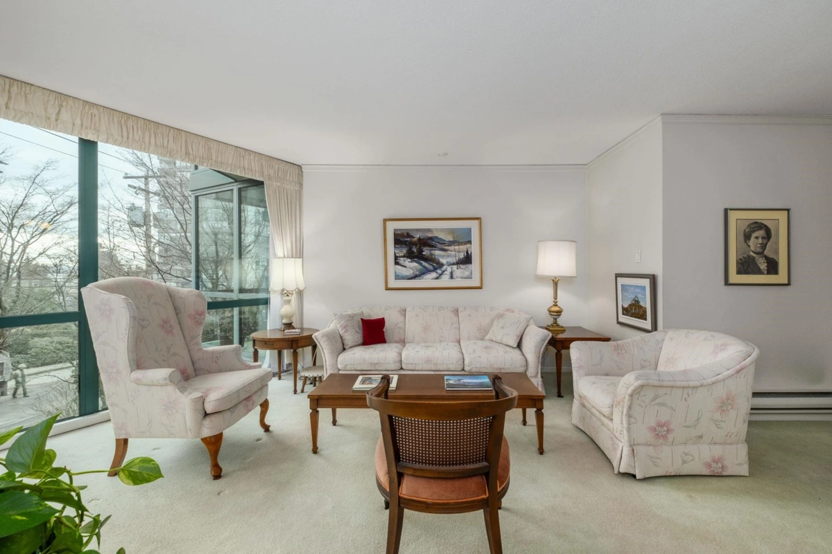 Dining Area Photo of 101 1427 Duchess Avenue, West Vancouver, BC
