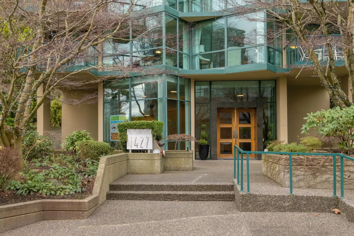 Entry Foyer Photo of 101 1427 Duchess Avenue, West Vancouver, BC