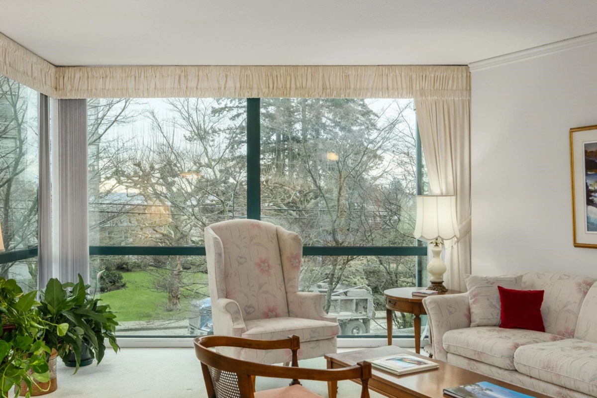 Family Room Photo of 101 1427 Duchess Avenue, West Vancouver, BC