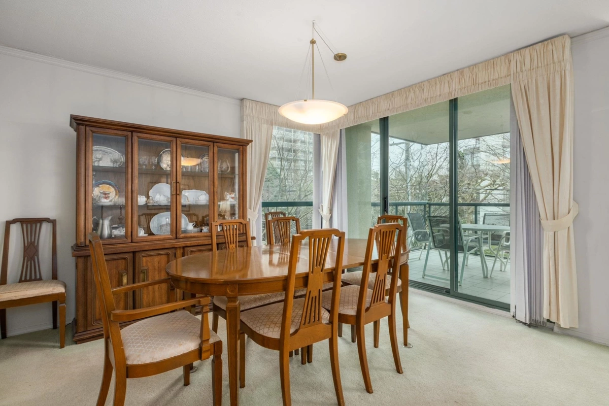 Kitchen Island Photo of 101 1427 Duchess Avenue, West Vancouver, BC