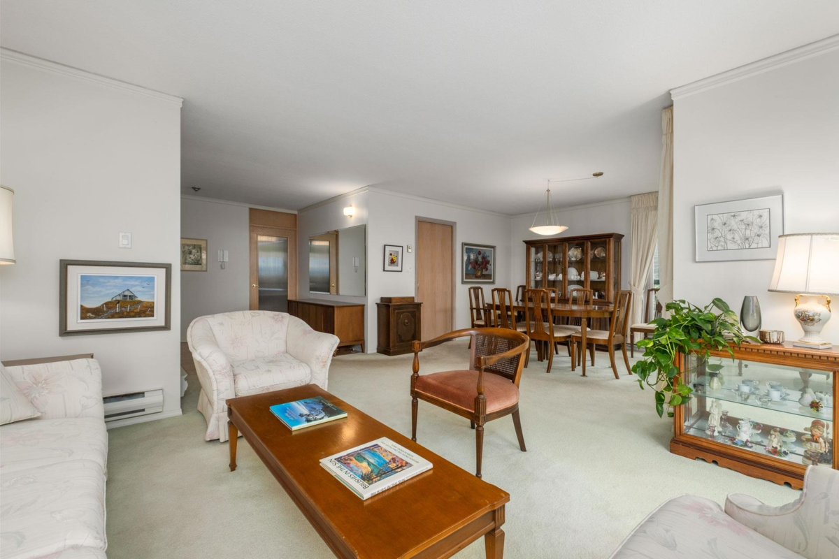 Kitchen Photo of 101 1427 Duchess Avenue, West Vancouver, BC