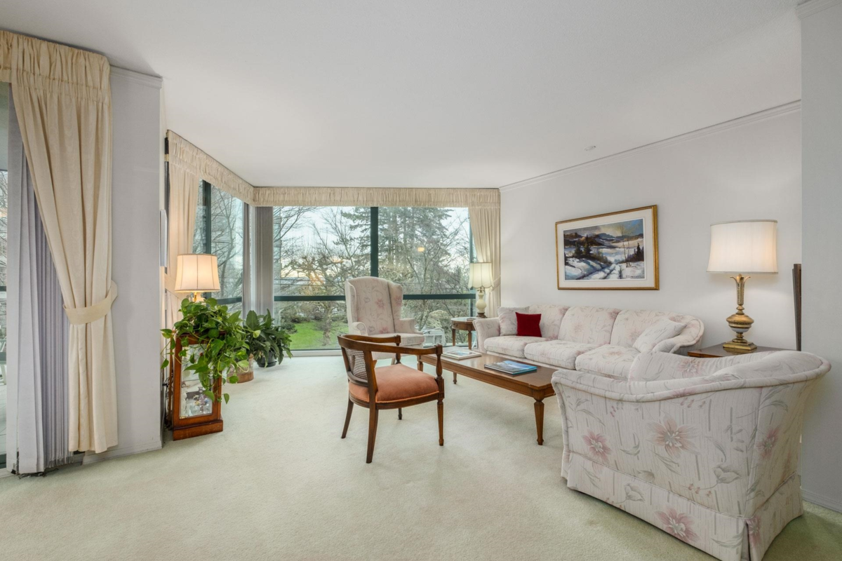 Living Room Photo of 101 1427 Duchess Avenue, West Vancouver, BC