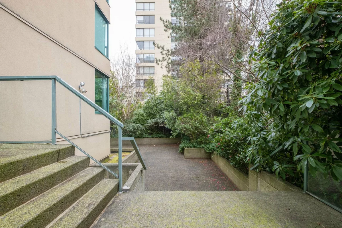 Loft / Bonus Room Photo of 101 1427 Duchess Avenue, West Vancouver, BC