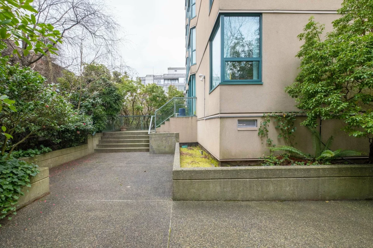 Mudroom Photo of 101 1427 Duchess Avenue, West Vancouver, BC