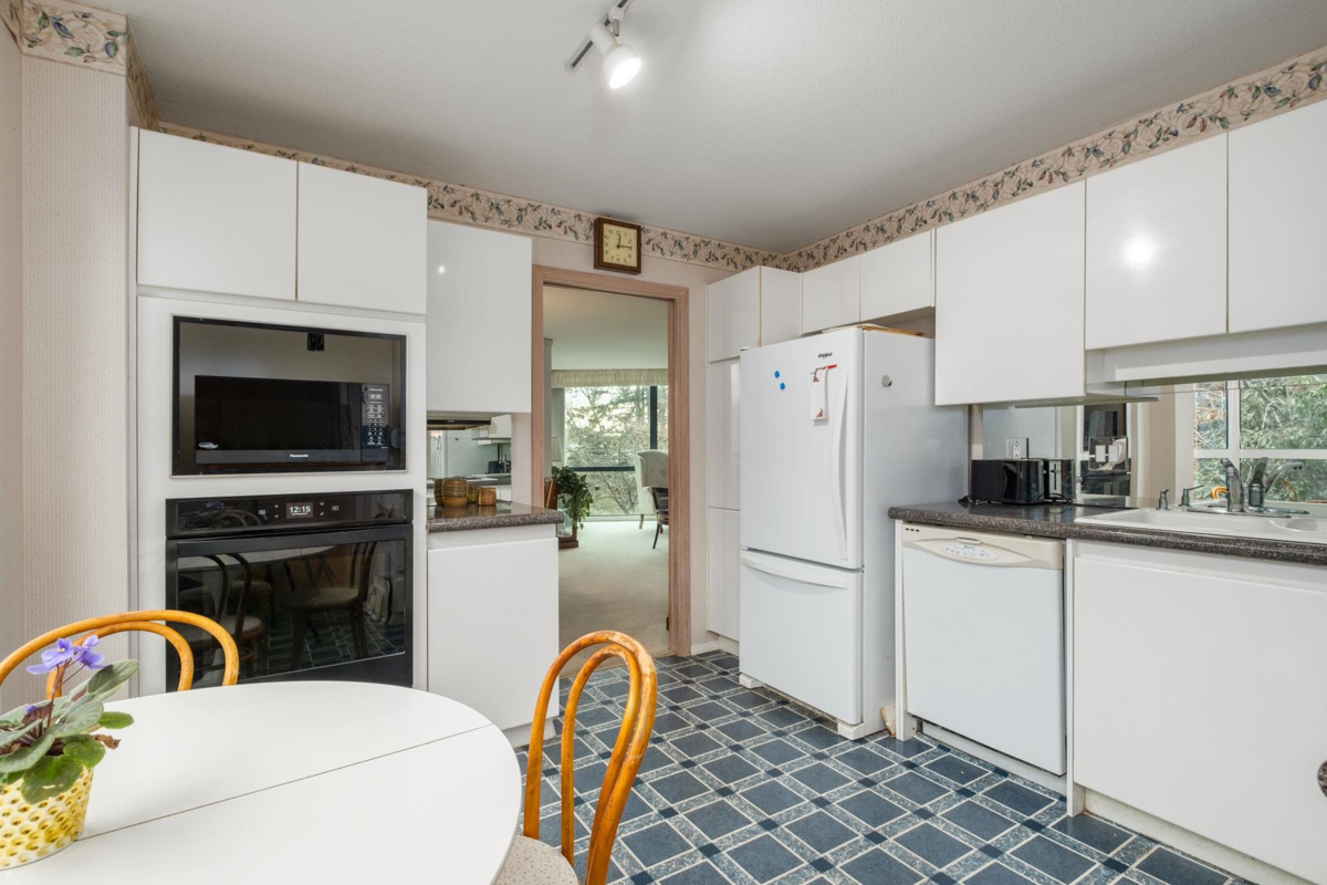 Walk-In Closet Photo of 101 1427 Duchess Avenue, West Vancouver, BC