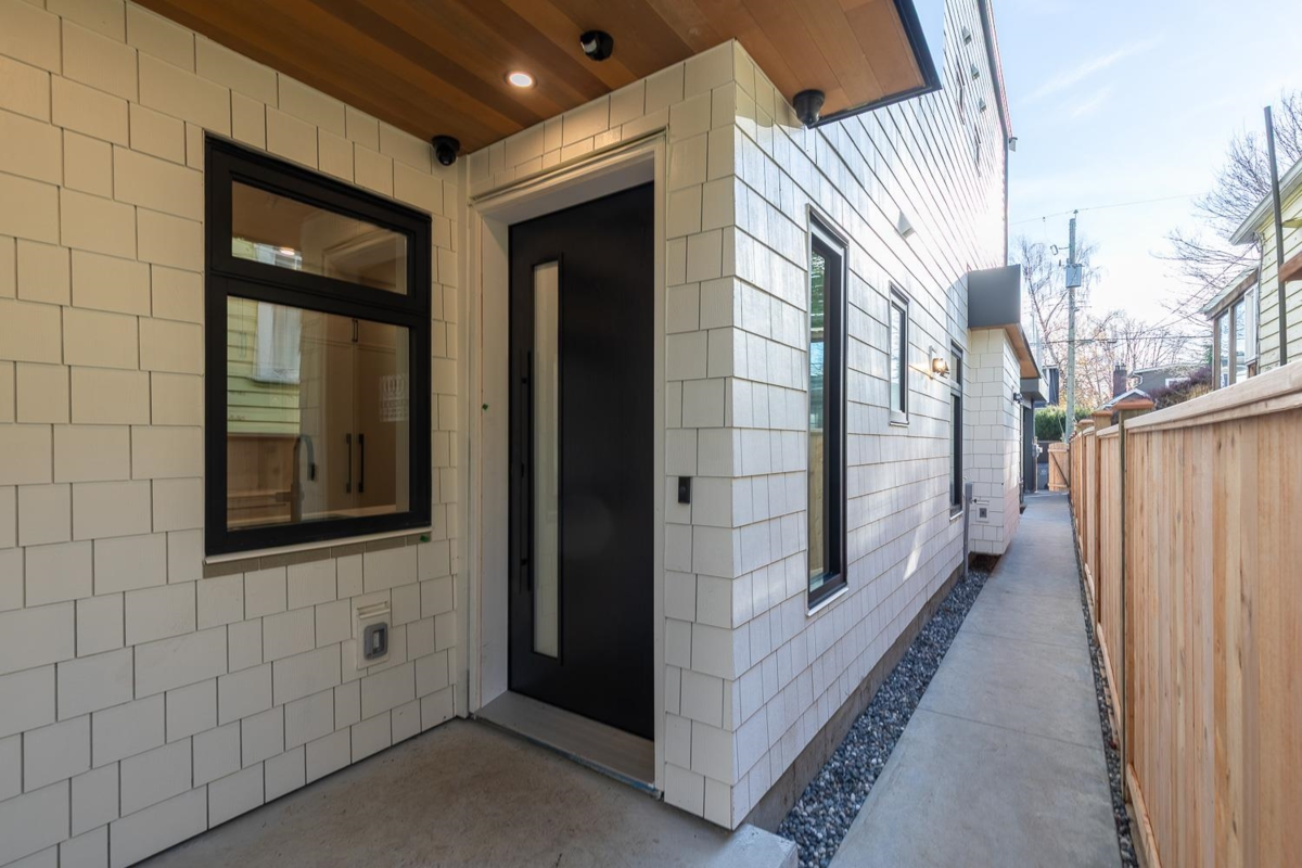 Living Room Photo of 3 2976 W 13th Avenue, Vancouver, BC