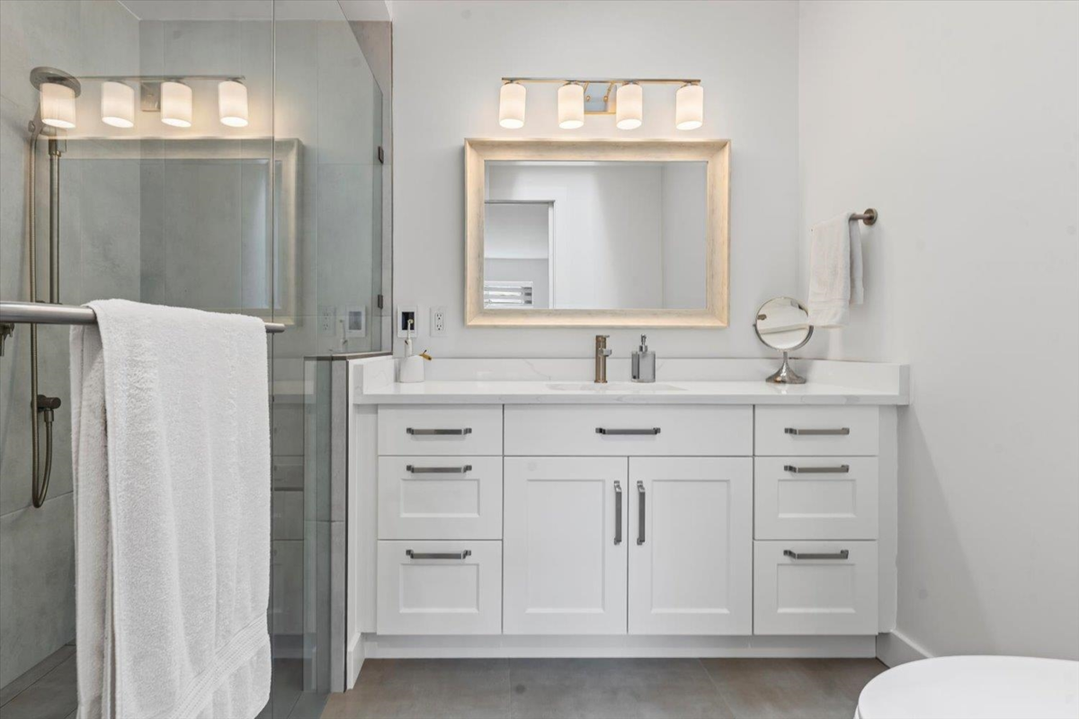 Guest Bathroom Photo of 17 3054 Trafalgar Street, Abbotsford, BC