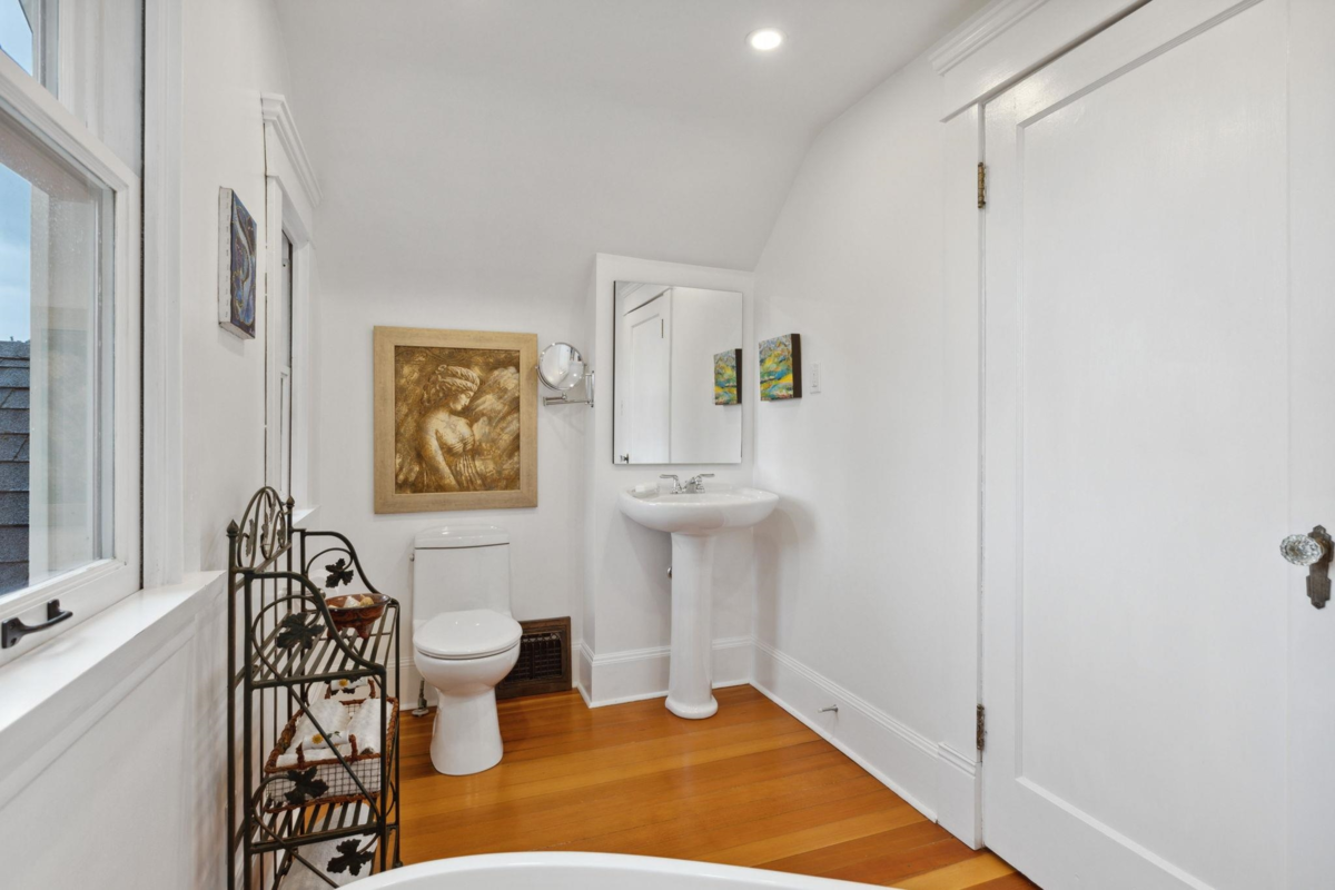 Basement Recreation Room Photo of 349 E 24th Street, North Vancouver, BC